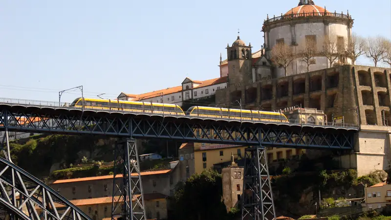 Vista del puente Don Luis I de Oporto al paso del tranvía