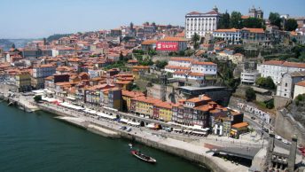 Ribera del Duero en Oporto vista desde lo alto del puente Don Luis I