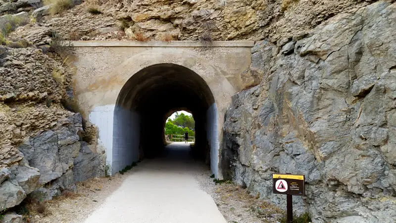 Túnel de piedra de la ruta al faro del Albir excavado en la roca de la montaña