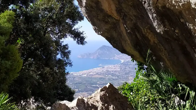 La ruta al Forat de Bernia 5 Ventana a la Serra Gelada en mitad de la ruta al Forat