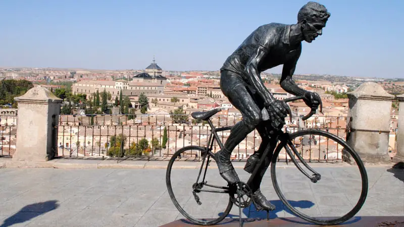 Monumento al ciclista Federico Bahamontes en Toledo