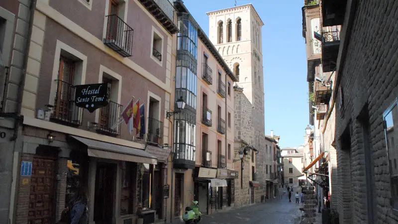 Iglesia de Santo Tomé en la calle del mismo nombre en Toledo