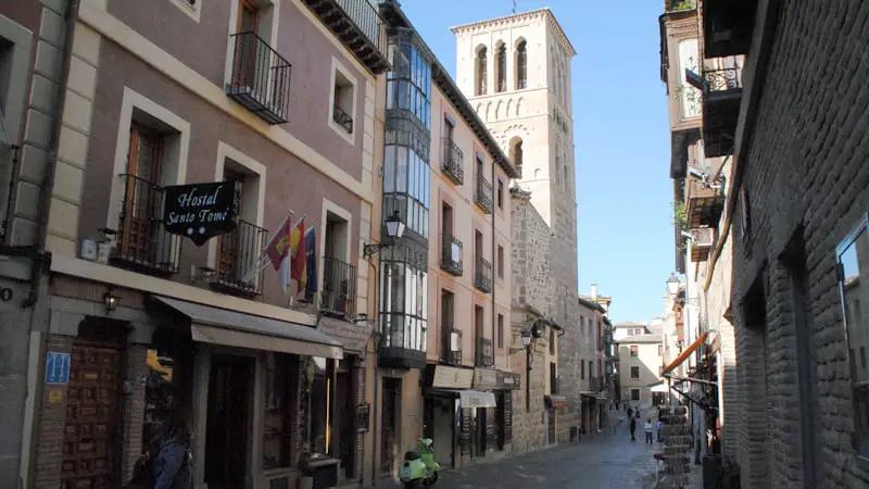 Lugares que ver en Toledo imperdibles 8 Iglesia de Santo Tomé en la calle del mismo nombre en Toledo