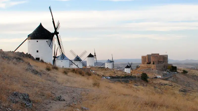 7 molinos de Consuegra con el castillo al fondo