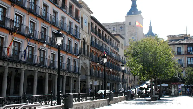 Plaza Zocodover de Toledo con el Alcázar al fondo
