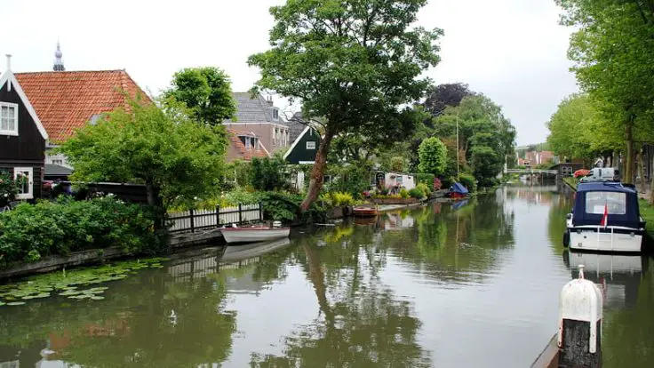 Canal en Edam con casas en los laterales