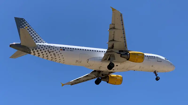 Avión de Vueling aproximándose al aeropuerto