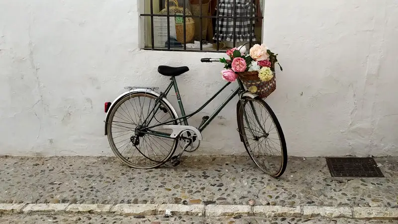 Qué ver en Altea en cualquier momento del año 4 Bici antigua en la entrada a una boutique de moda