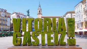 Escultura vegetal en la plaza de la Virgen Blanca en Vitoria