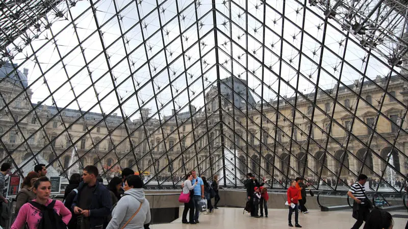 Entrada al museo del Louvre de París