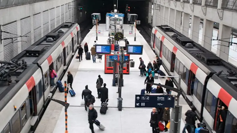 Cómo ir de París a Disneyland 4 Estación RER del aeropuerto Charles de Gaulle de París