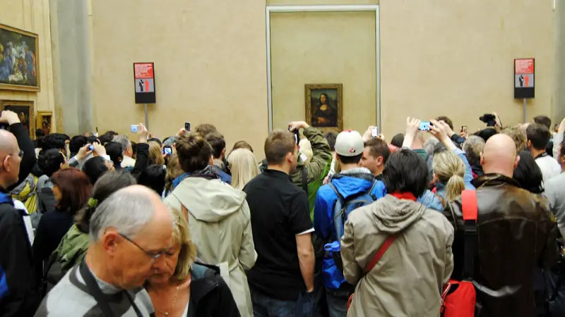 Turistas frente a la Gioconda en el Louvre