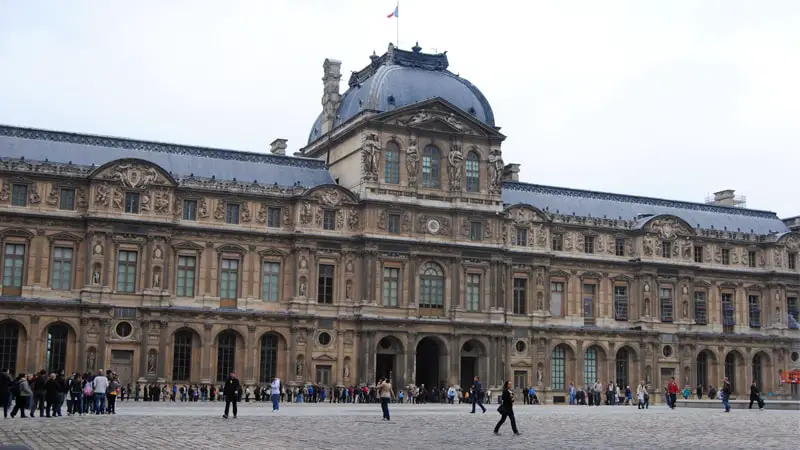 Precio, entradas y horario del museo del Louvre 6 Colas a lo largo del Palacio del Louvre