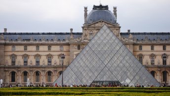 Pirámide de cristal del Museo del Louvre