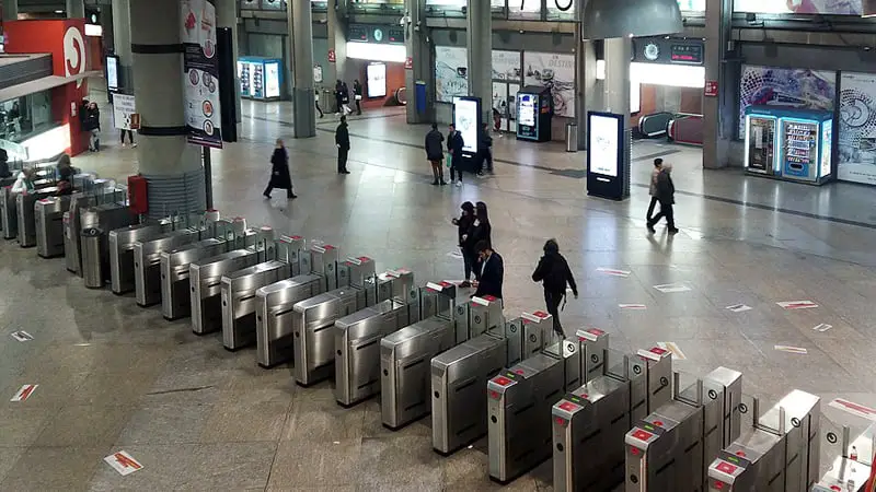Cómo ir de la estación de Atocha a Chamartín 2 Torno de entrada al Cercanías de Atocha para ir a Chamartin