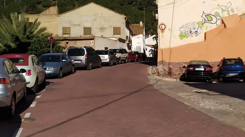 La Ruta de las Cadenas del Garbí 3 Principio de Segart con plazas de aparcamiento