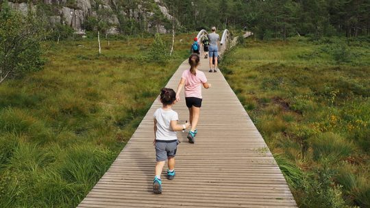 Niñas en la ruta hacia el Preikestolen